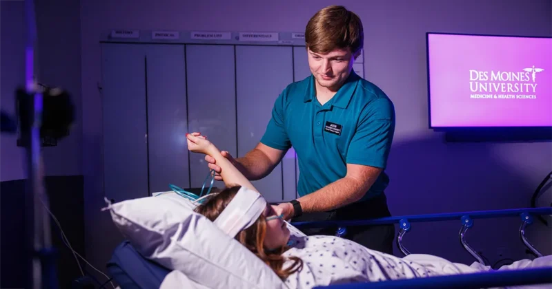 A DMU student works with a standardized patient during clinical simulation.